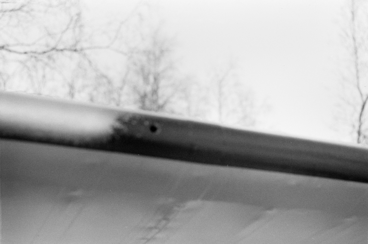 Kulhål i vinge på flygplan Gloster Gladiator gul J, efter beskjutning i luftstrid den 7 mars 1940. Vid F 19, Svenska frivilligkåren i Finland, 1940. Serie om 5 bilder.