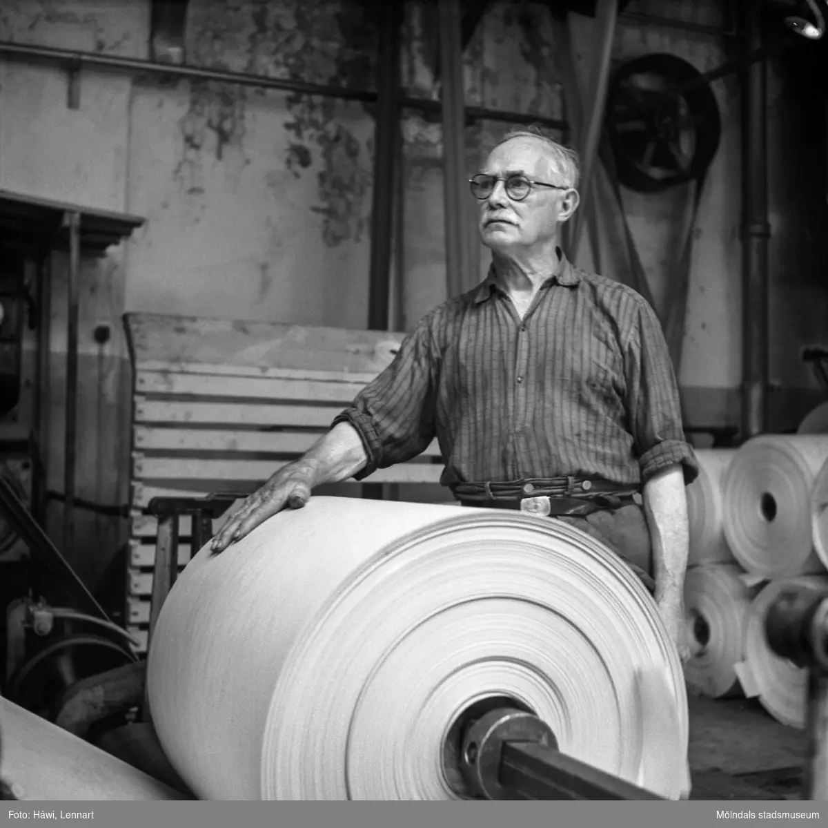 Maskinförare Edvin Andersson i arbete vid maskin på pappersbruket Papyrus i Mölndal, 15/6 1955.