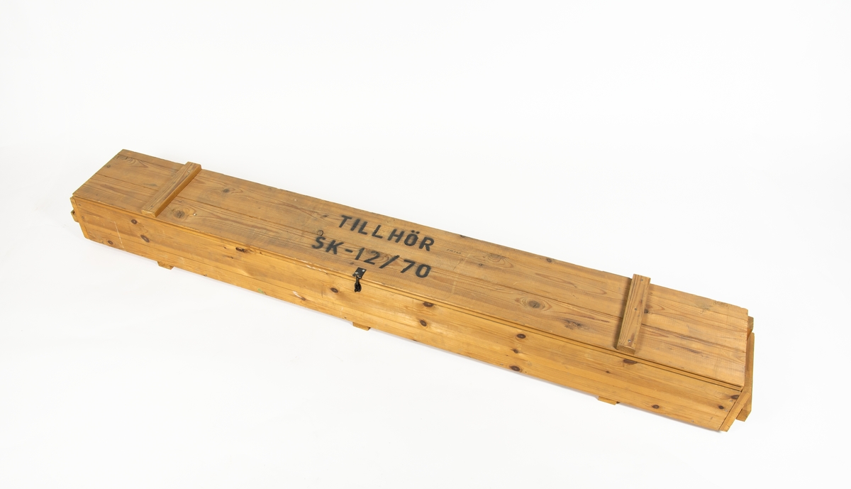 Tvåbladig träpropeller till SK 12. Propellern är målad grå och har skoning på bladen. Baksidan av propellerbladen är bruna. 
Propellern ligger i en trälåda. På locket står det att den tillhör SK 12/70.