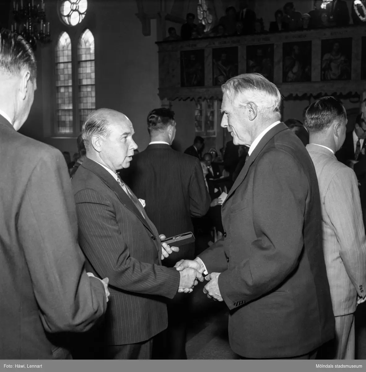 Utdelning av minnesgåvan vid pappersbruket Papyrus 60-årsjubileum. Mölndals kyrka, 24/9 1955.