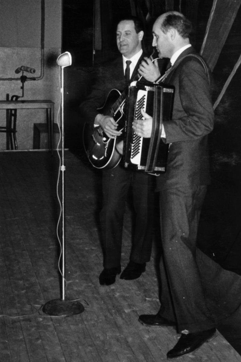 Gymnastiksalen, mars 1962

Kvällen före åldersklassens utryckning bjöd regementet på underhållning. För programmet svarade en IOGT-patrull från Stockholm.

Första bilden: Främre bänkraden, tvåa fr v. kapten Bengt-Erik Murray. Snett bakom honom, furir Stig Gustavsson, sergeant Sven Järverud (delvis skymd) och fanjunkare Martin Looström.

Bild 2-7. Artisterna.