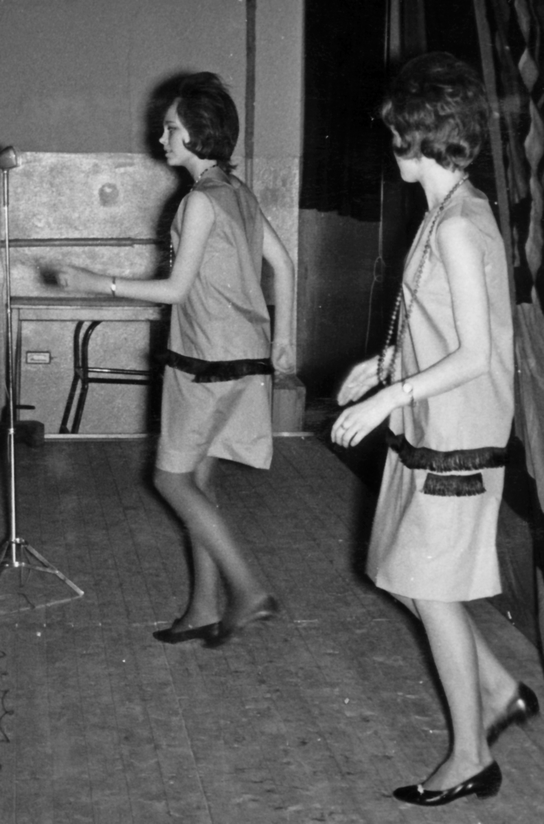 Gymnastiksalen, mars 1962

Kvällen före åldersklassens utryckning bjöd regementet på underhållning. För programmet svarade en IOGT-patrull från Stockholm.

Första bilden: Främre bänkraden, tvåa fr v. kapten Bengt-Erik Murray. Snett bakom honom, furir Stig Gustavsson, sergeant Sven Järverud (delvis skymd) och fanjunkare Martin Looström.

Bild 2-7. Artisterna.