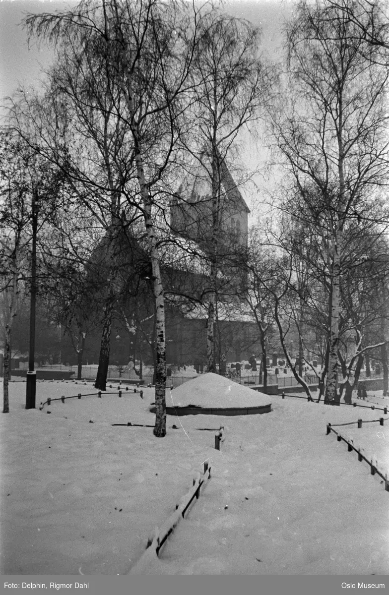 Gamle Aker kirke, kirkegård, snø