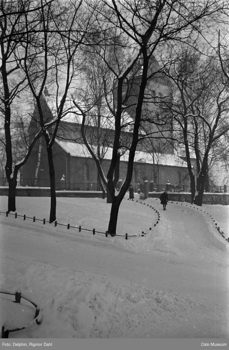 Gamle Aker kirke, mennesker, kirkegård, snø