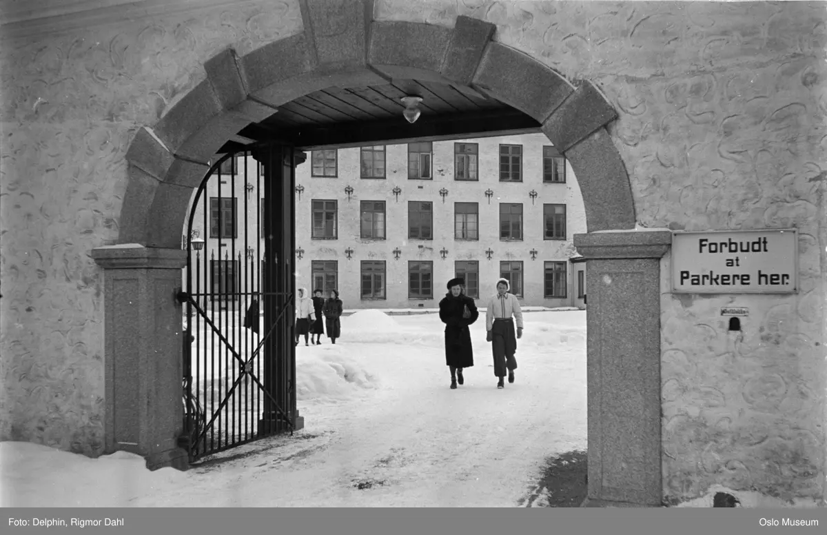 Børum sykehus, portal, mennesker, snø