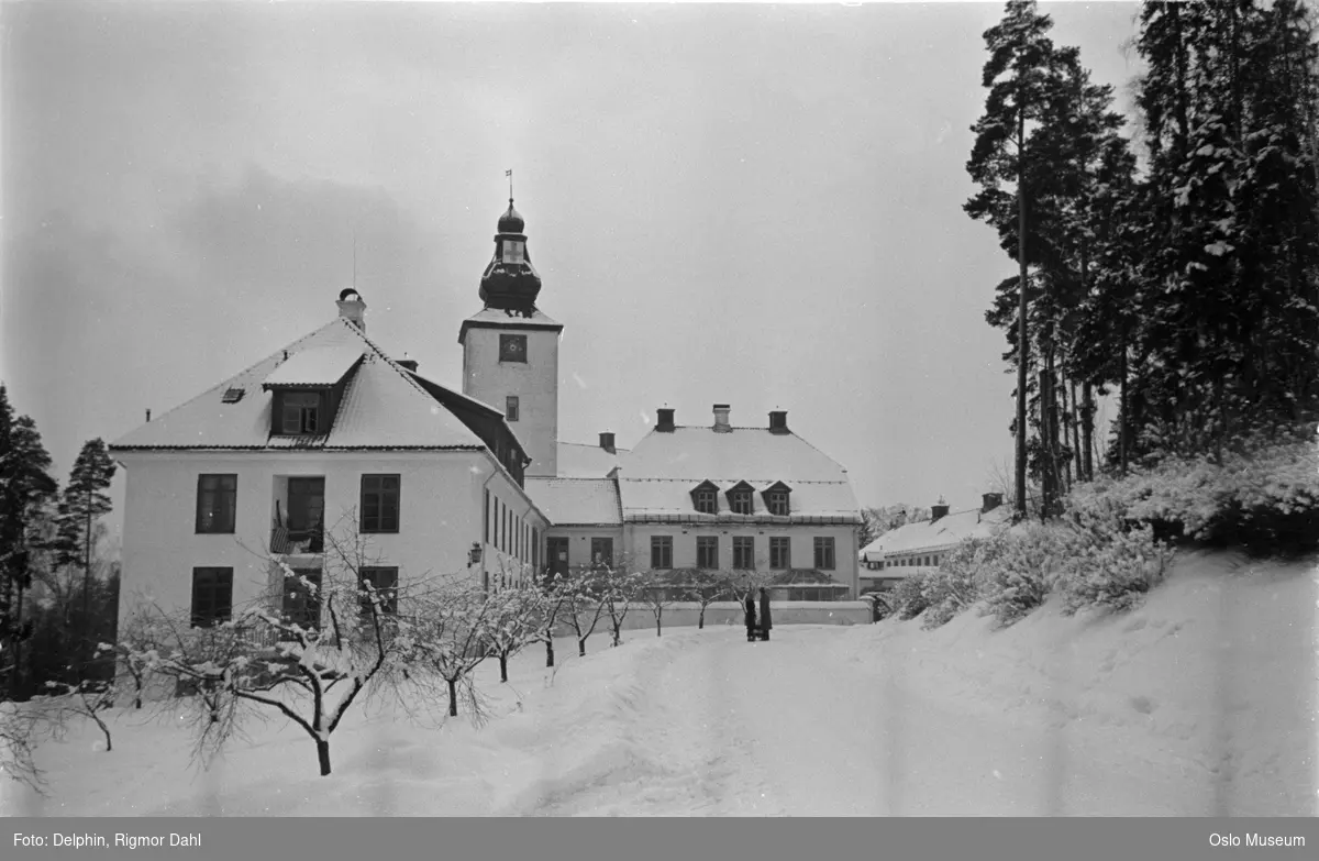 Børum sykehus, vei, mennesker, snø