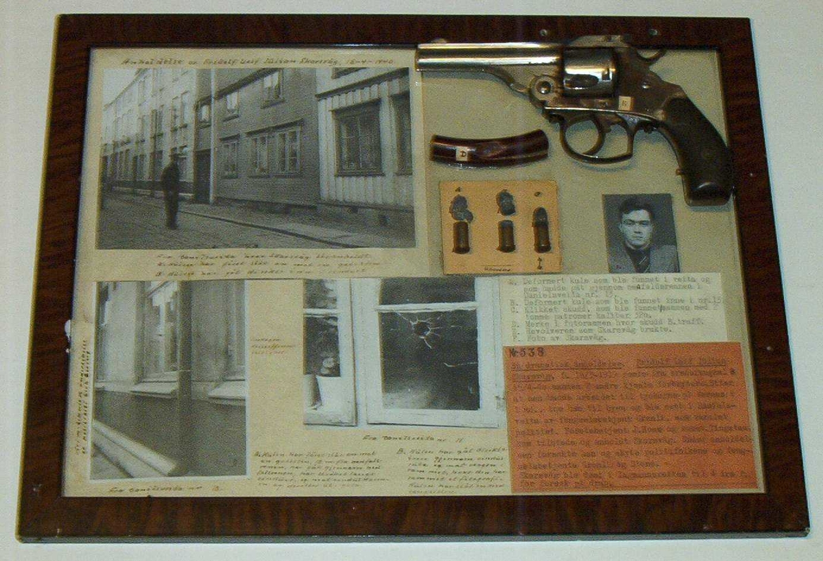 Montasje med fire foto, tekst og bevisgjenstander; revolver, deformerte prosjektiler og trebit. Rammen og revolveren er fjernet.