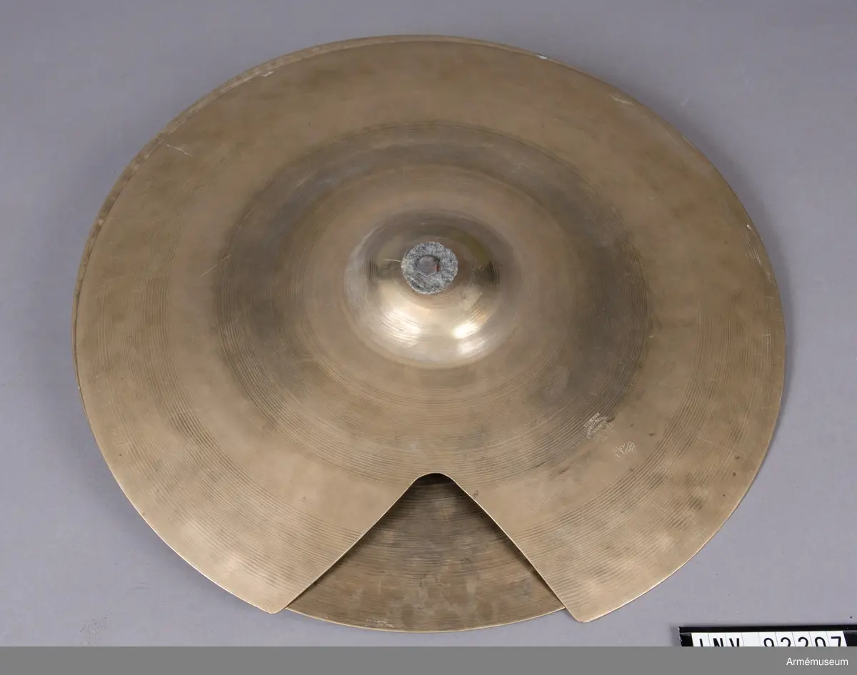Ovansidan av symbalen tillverkad av A. Zildjian Co, Constantinople TM, Turkiet
Undersidan av symbalen tillverkad av Avedis Zildjian Co, USA.
Kombinationspedalen tillverkad av Flemming Perfekta.