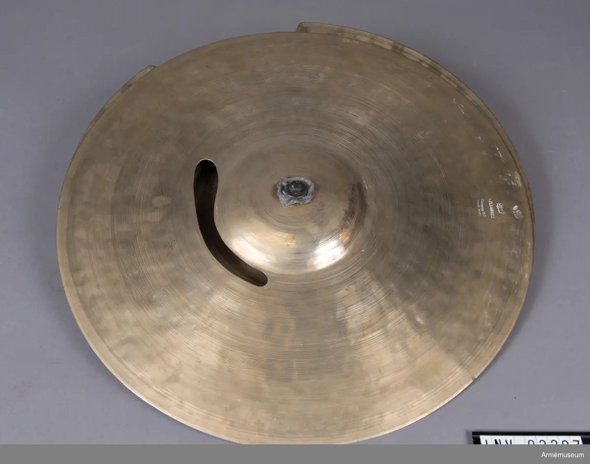 Ovansidan av symbalen tillverkad av A. Zildjian Co, Constantinople TM, Turkiet
Undersidan av symbalen tillverkad av Avedis Zildjian Co, USA.
Kombinationspedalen tillverkad av Flemming Perfekta.
