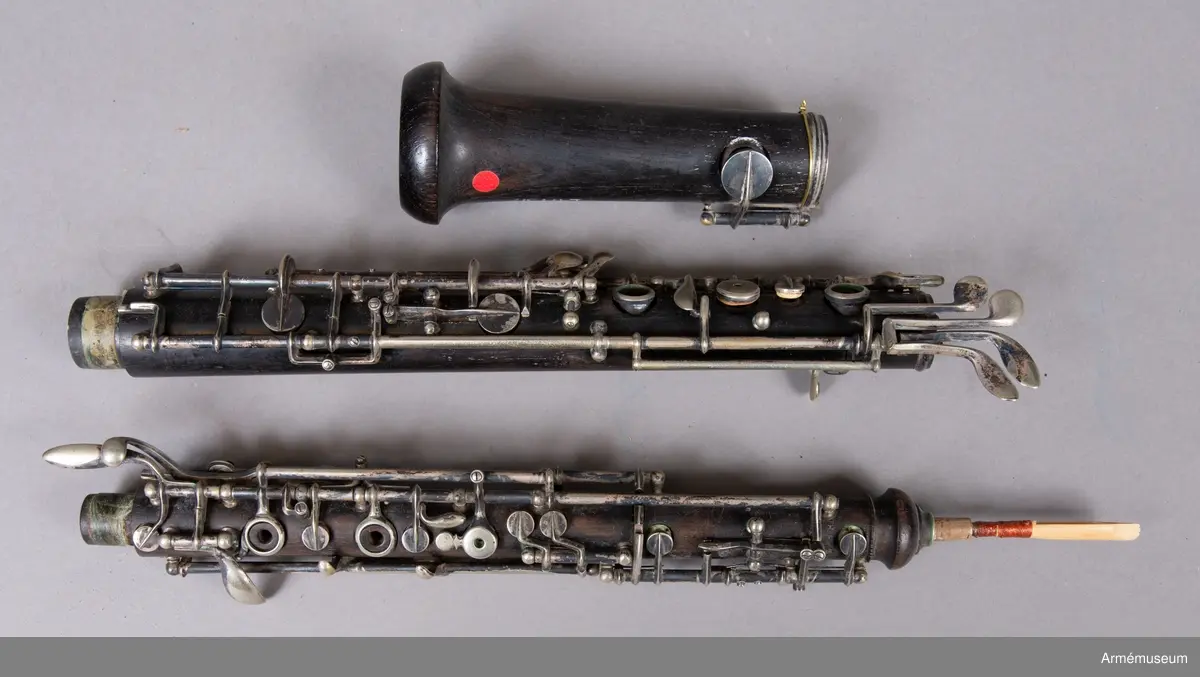 Oboe med fodral. Oboen kan tas isär i tre delar.