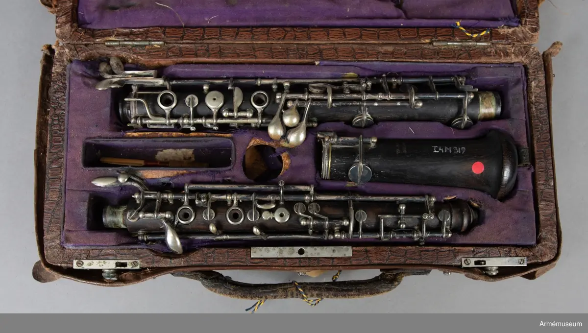 Oboe med fodral. Oboen kan tas isär i tre delar.