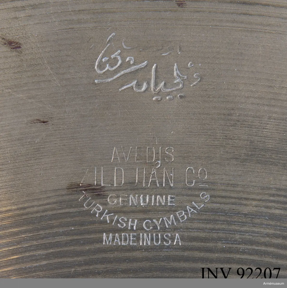 Ovansidan av symbalen tillverkad av A. Zildjian Co, Constantinople TM, Turkiet
Undersidan av symbalen tillverkad av Avedis Zildjian Co, USA.
Kombinationspedalen tillverkad av Flemming Perfekta.