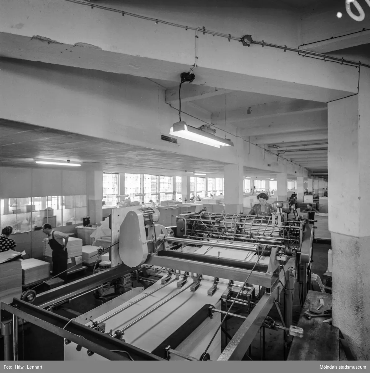 Kvinna i arbete vid sorteringsmaskin på pappersbruket Papyrus i Mölndal, 12/9 1956.