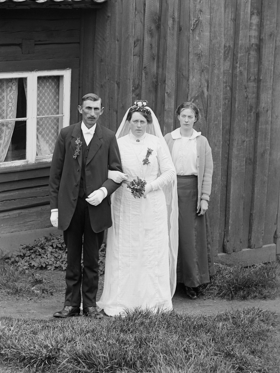 Söndagen den 9 maj 1915 vigdes Einar och Hilma Andersson i Sankt Anna kyrka. Vigselförättare var församlingens kyrkoherde Karl Johan Lind. Einar var vid tillfället fiskare och nyligen återflyttad till föräldrahemmet efter drängtjänst i Jonsberg. Hilma tjänade hos fruktodlaren tillika fotograf Emil Durling i Strömmen. Paret kom vidare att få egen bostad i Fiskartorpet under godset Engelholm. Äktenskapet gav inga egna barn men sommaren 1919 välkomnade de fostersonen Sven Arne Gustafsson. Flickan bakom brudparet har inte identifieras.