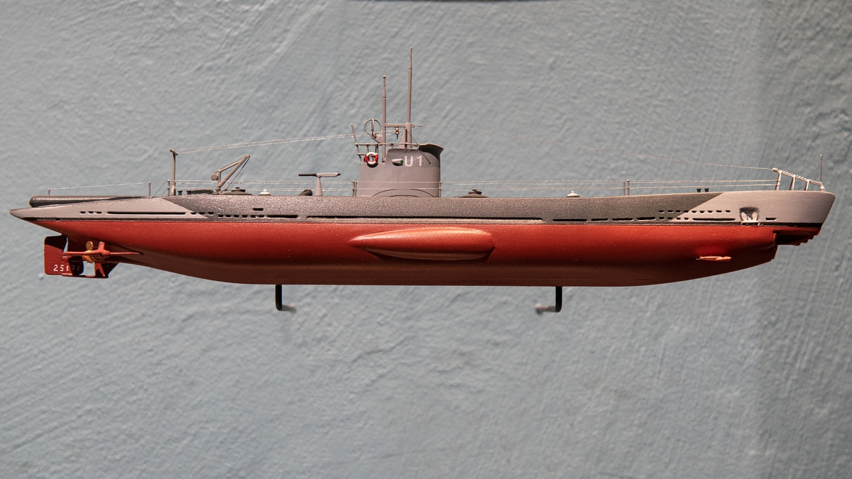 Modell av ubåten U1 (
(Systerfartyg: U 2 - U 9)