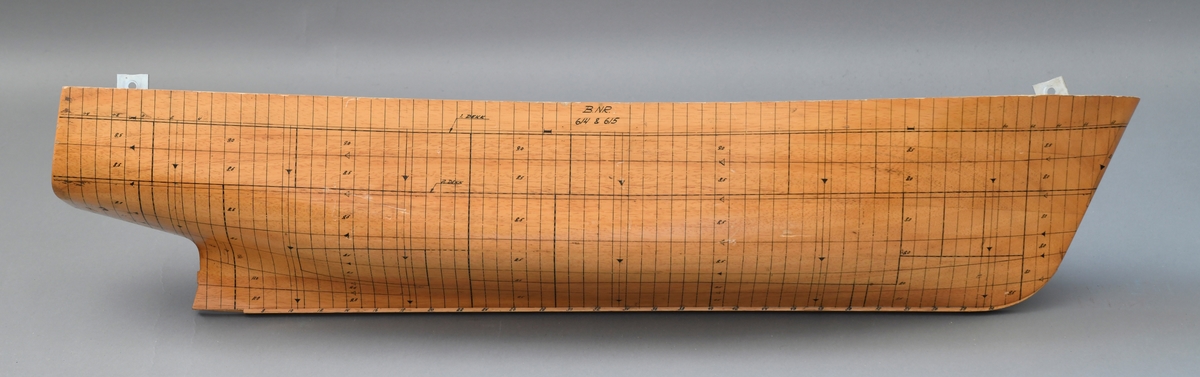 Halvmodell av byggenummer 614 og 615 ved Trondhjems Mekaniske Verksted (TMV) med skrogplatene inntegnet. Veggfeste av metall. Sea Harvester 1 og 2.