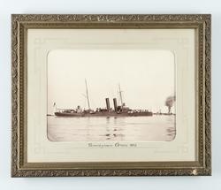 Topedkryssaren örnen till ankars