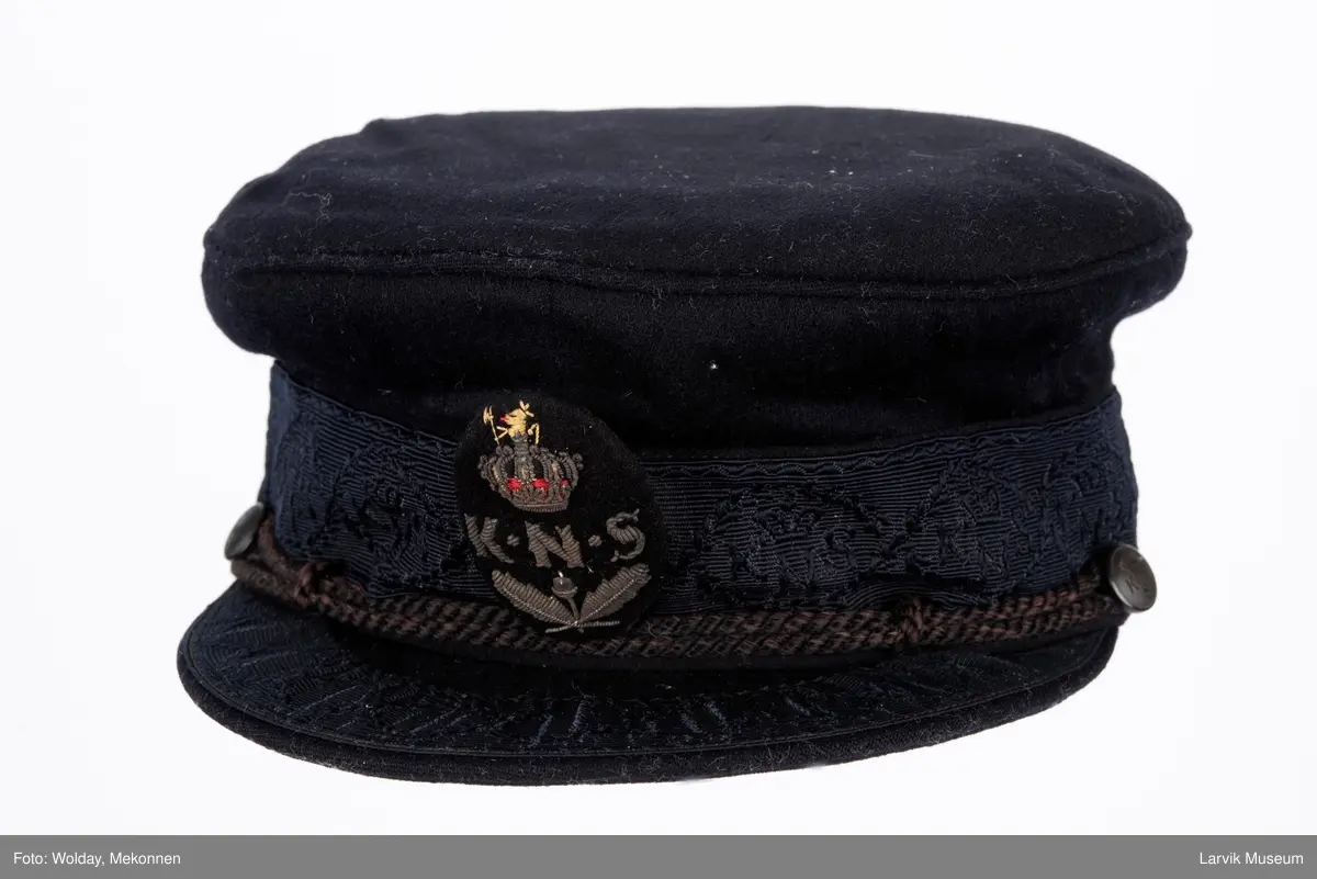 Seilerlue m. skygge, sort ull, KNS-merke foran