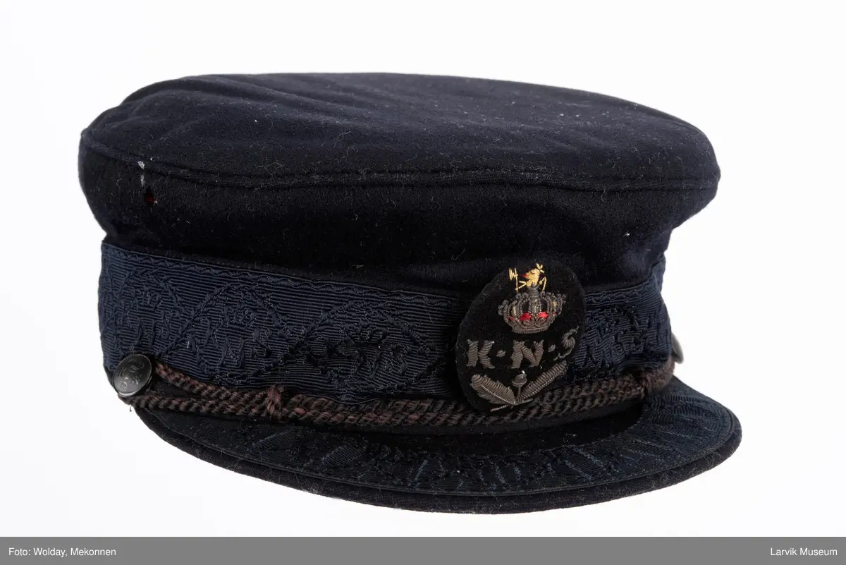 Seilerlue m. skygge, sort ull, KNS-merke foran