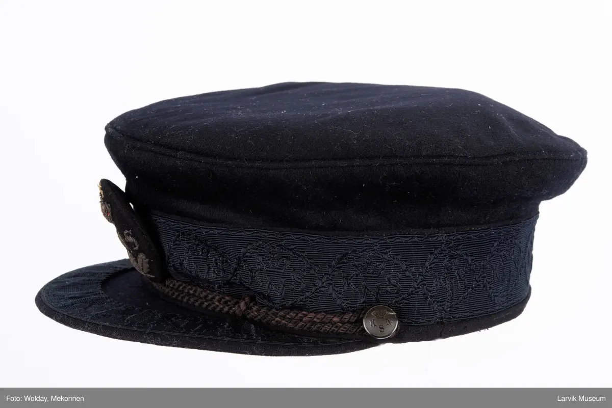 Seilerlue m. skygge, sort ull, KNS-merke foran