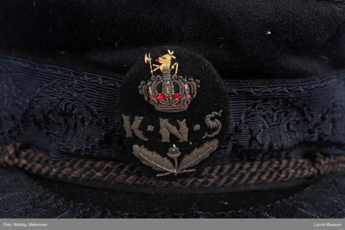 Seilerlue m. skygge, sort ull, KNS-merke foran