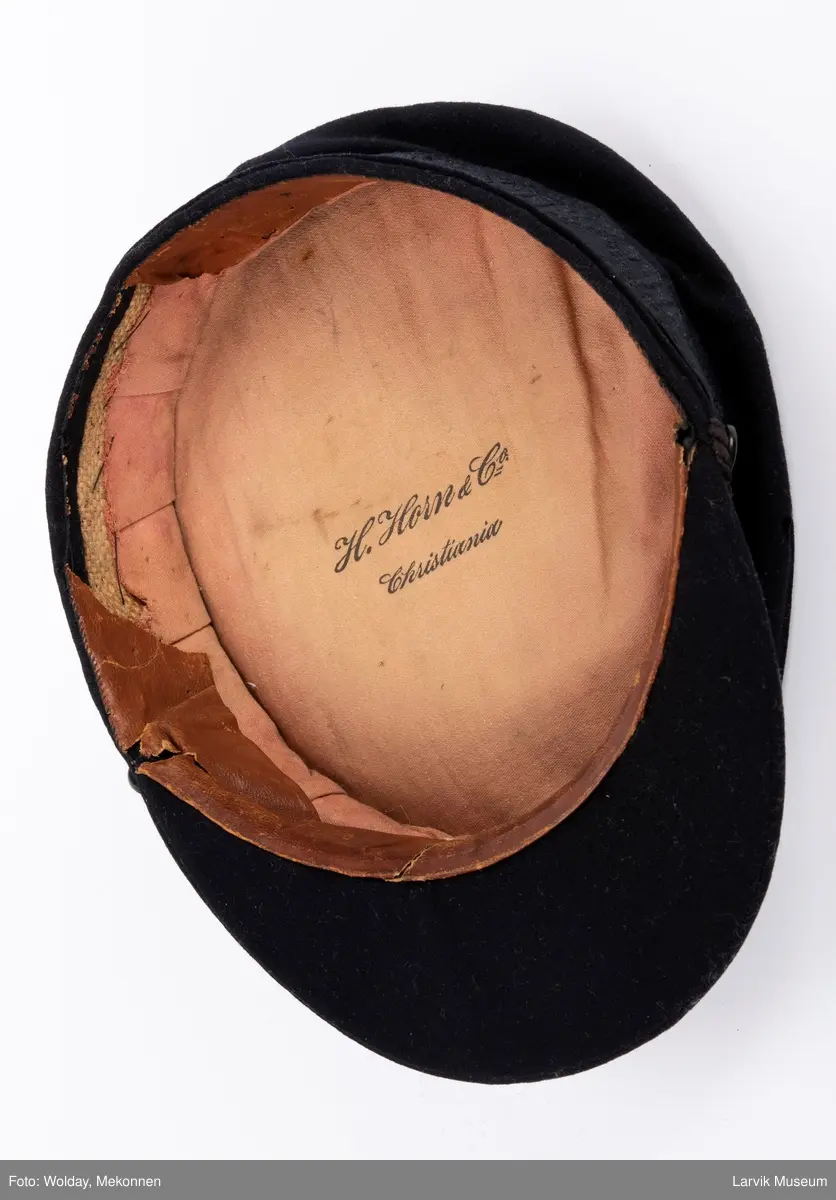 Seilerlue m. skygge, sort ull, KNS-merke foran