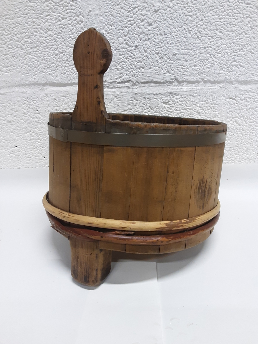 Fra Uthus i Stange. Diameter 37,5 cm, høyde på karstavene 22,5 cm. En stav er forlenget til håndtak oppe og tut nede, 44 cm.