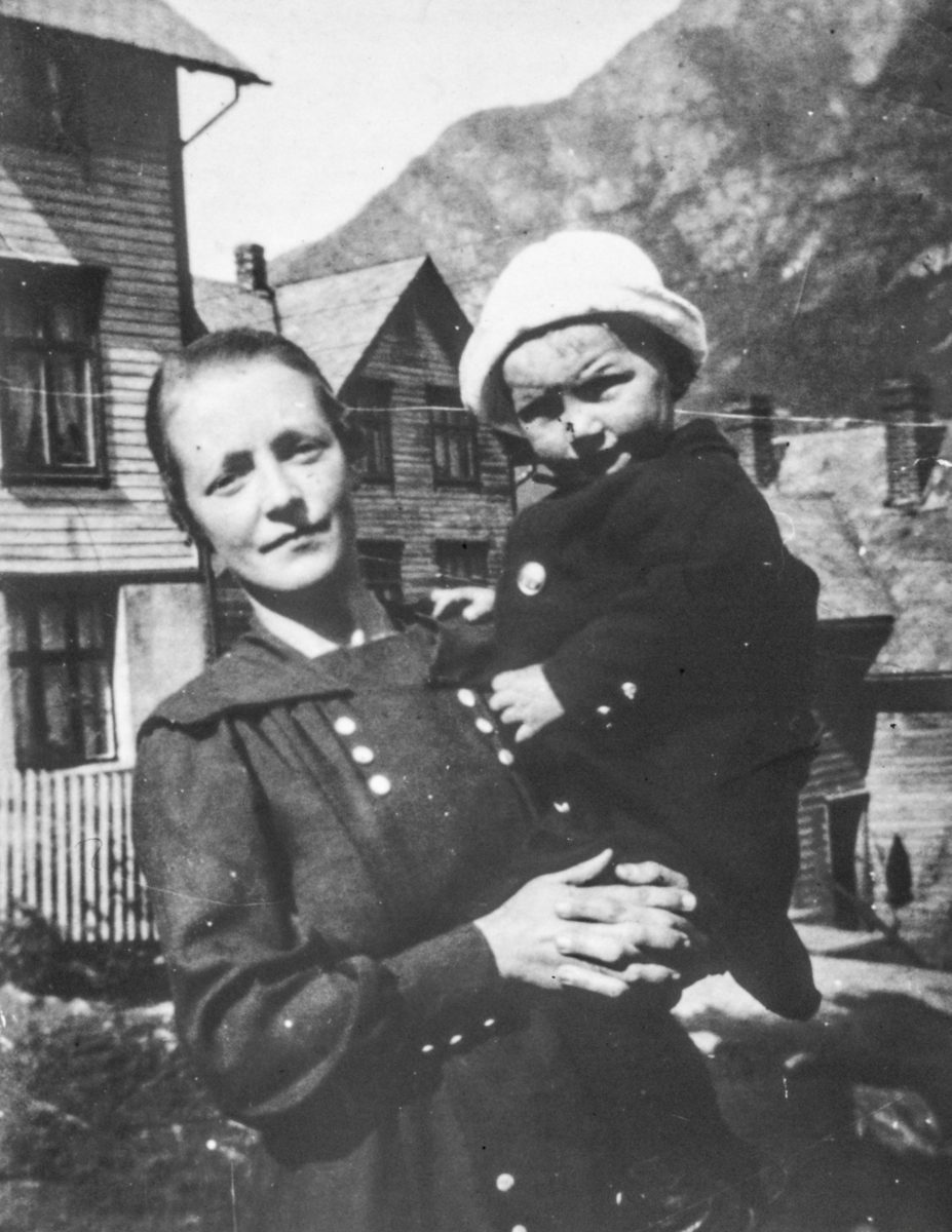 Selma Knutsson med sonen Harald på Banhamar.