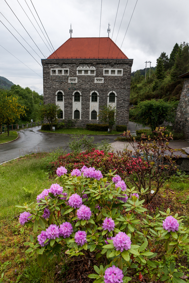Herlandsfoss kraftverk er frå 1919 og ligg på Osterøy i Hordaland. I 1995 kom det ny kraftstasjon som tok over for den gamle.