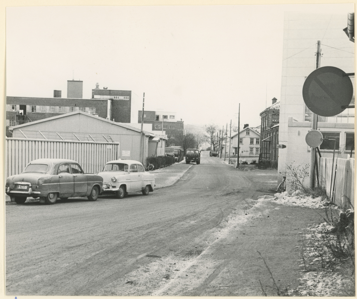 Div. gatebilder.

Bilde 1:
Michael Sundts gt. mot nord.
Til venstre: "Liljedal" - tidligere direktørbolig for Moss Glasværk, senere menighetshus for adventister.

Bilde 2:
Værfts gt. mot syd.
Til venstre: i bakgrunnen Persil-fabrikken og Moss Kjølekonserv., hvor Statens Vegvesen har kontorer i dag.
Til høyre: Moss Mekaniske Verksted.

Bilde 3:
Orkerødgt. (nå Søli-alleen). Hotelldirektør K.O. Heians boligeiendom ses midt på bildet, bygd i 1938.

Bilde 4:
Jeløy: Tronvikveien. Postkort.