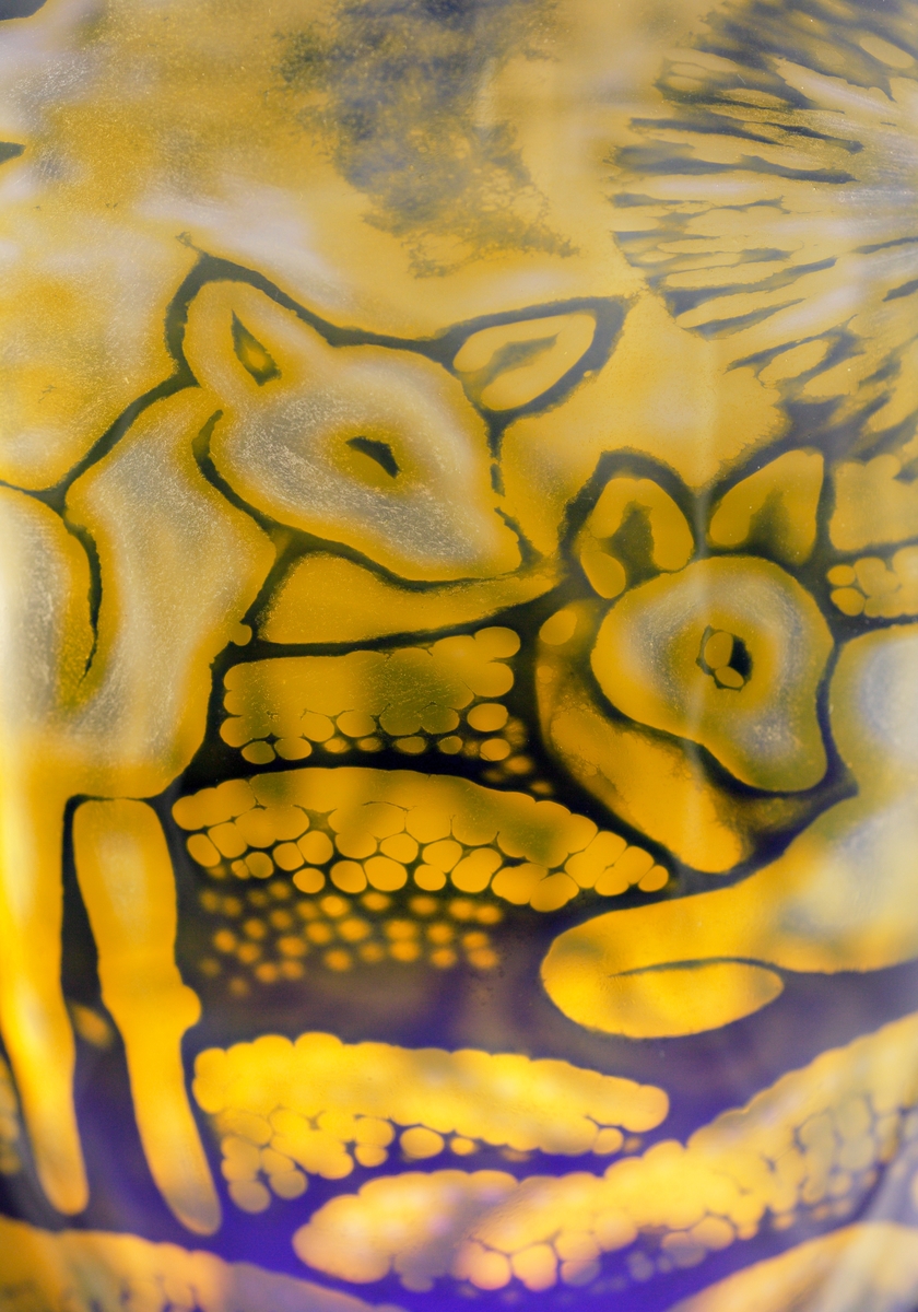 "Rådjur" Graalskål av Eva Englund med växt- och djurmotiv i transparant blått och gult.