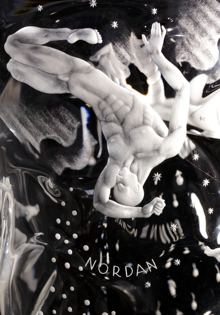 Skål "De fyra vindarna" av Vicke Lindstrand, med graverat motiv av de fyra vindarna Sunnan, Östan, Nordan, Västan, personifierat av två nakna män och två nakna kvinnor, tillsammans med inslag av motiv från flora och fauna.