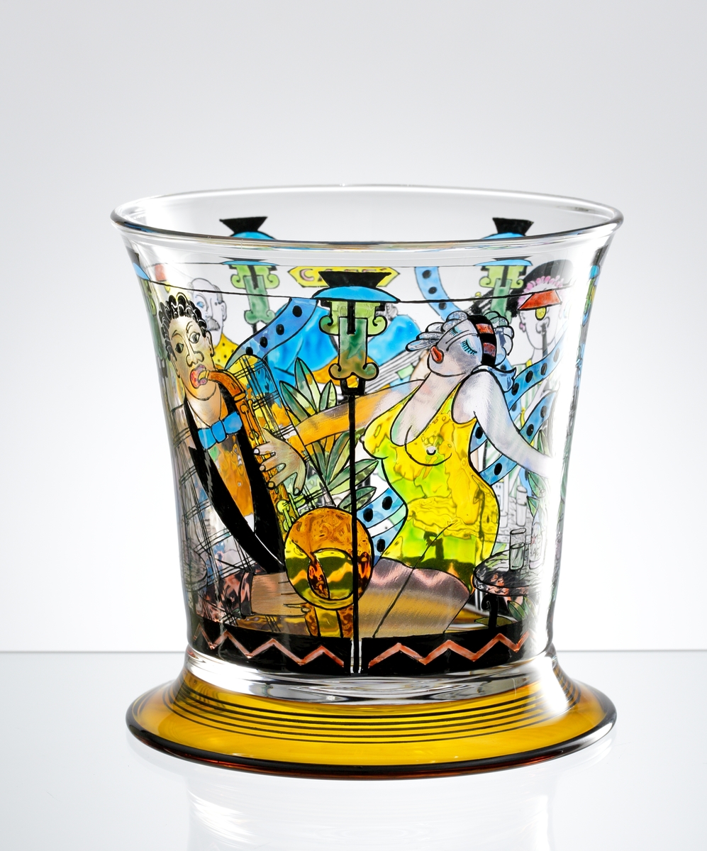 Skål av Gunnar Cyrén, målad med jazzmusikanter, en rökande och en dansande kvinna.