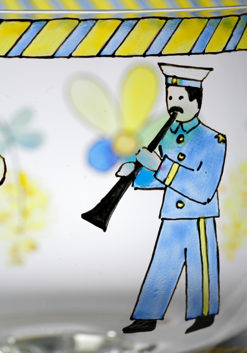 Vinglas av Gunnar Cyrén med generös kupa bemålad med "sverigemotiv" i form av människor och blommor i företrädelsevis blått och gult.
Facettslipat ben.