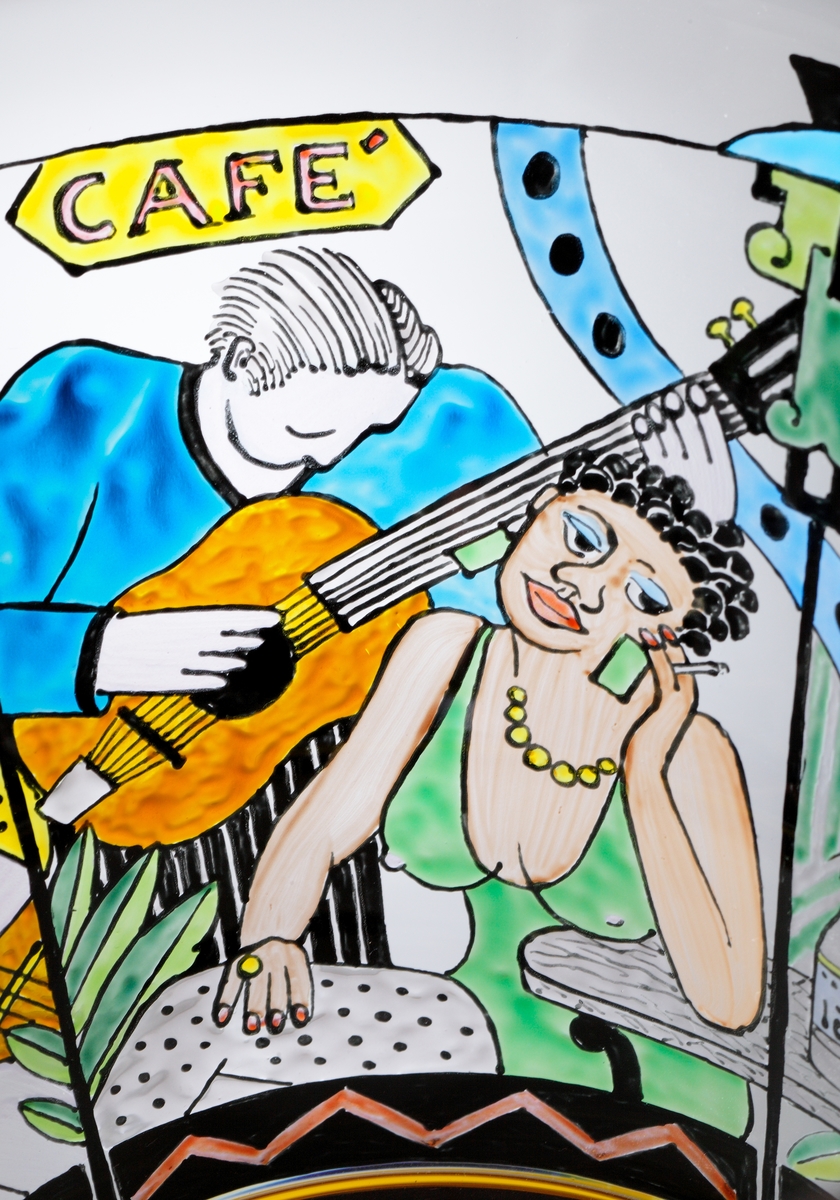 Skål av Gunnar Cyrén, målad med jazzmusikanter, en rökande och en dansande kvinna.