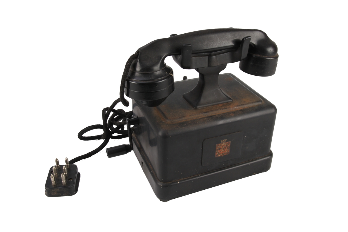 Sveivetelefon i eske. Trolig ikke original eske da det står skrevet "Automatisk" på denne og det er bilde av en telefon med dreieskive. Den aktuelle telefonen er en eldre manuell telefon med sveiv.