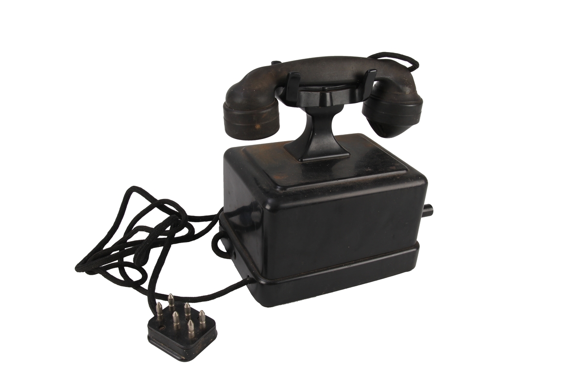 Sveivetelefon i eske. Trolig ikke original eske da det står skrevet "Automatisk" på denne og det er bilde av en telefon med dreieskive. Den aktuelle telefonen er en eldre manuell telefon med sveiv.