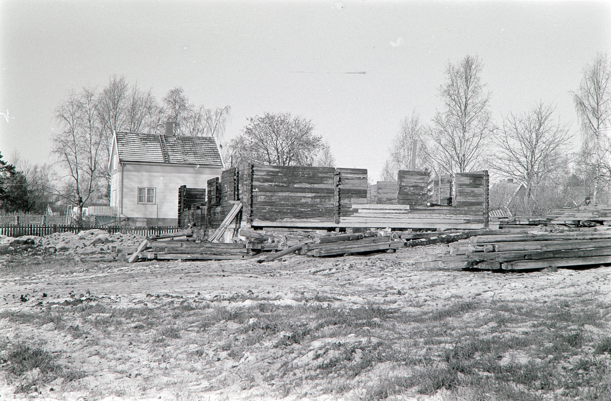 STOR-DEGLUM, Deglumbygningen, HUS SETTES OPP PÅ HEDMARKSMUSEET, JØNSRUD, BAK. 