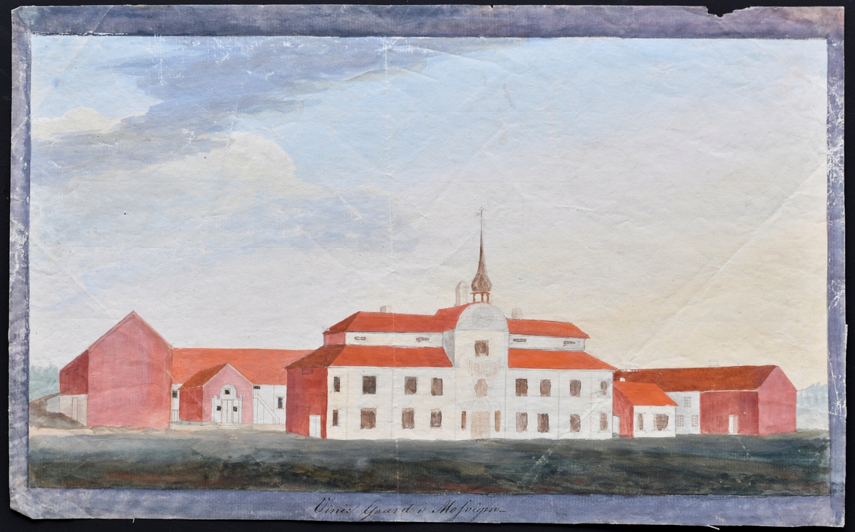 En akvarell av Vinje gård i Mosvika (Vinie Gaard i Mosvigen). Hovedbygningen er sentrum i bildet med hvit front, tårn og spir. Vinduene er marker med brunt. På hovedinngangen er det utsmykninger. På begge sider av og bak hovedbygningen er det ulike typer gårdsbygninger. Bygningene står på en flate som er malt i grønn-brun-blå. Rundt motivet er det malt en blå ramme. Mist på nede er det skrevet med svart blekk, og  på baksiden er det skrevet med blyant - se "Påført tekst/merker".