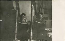 Fra venstre Serafima og Florentine Rostin med sine harper. F