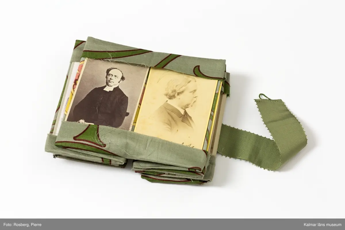 KLM 28637:43:1-26. Fotoalbum, av papp och tyg. Samling av fotografier. Porträtt av medlemmar av familjen Wimmerstedt samt goda vänner till ägaren. Bilderna sitter i ett ”tygalbum”. Albumet har sydda fickor för varje bild och hålls samman av ett grönt sidenband och en vit knapp. Tyget har ett blommönster i jugendstil. 

:1 Fru Christina Wimmerstedt född Qvarnström
:2 Lektor Lars Wimmerstedt, foto av teckning
:3 Carolina Wimmerstedt, dotter till SC och LG Wimmerstedt
:4 Carolina Wimmerstedt, dotter till SC och LG Wimmerstedt
:5 Professor Axel Wimmerstedt, son till SC och LG Wimmerstedt
:6 Professor Axel Wimmerstedt, son till SC och LG Wimmerstedt
:7 Christina Wimmerstedt, dotter till SC och LG Wimmerstedt
:8 Hanna Rogberg född Wimmerstedt, dotter till SC och LG Wimmerstedt
:9 Lars Wimmerstedt, son till SC och LG Wimmerstedt
:10 Fru Amanda Carlander, född Wimmerstedt och dotter till SC och LG Wimmerstedt, och dottern Maria
:11 Karl Wimmerstedt, son till SC och LG Wimmerstedt
:12 Karl Wimmerstedt, son till SC och LG Wimmerstedt, med hustrun sofia Aminoff (ej skannad). Finns ytterligare en kopia som ej förvaras i fotoalbum.
:13 Prosten O H Rogberg
:14 Hanna Rogberg född Wimmerstedt, dotter till SC och LG Wimmerstedt
:15 Hanna Rogberg född Wimmerstedt, dotter till SC och LG Wimmerstedt, 1869
:16 Prosten O H Rogberg
:17 Hugo Hildebrand Hildebrandsson
:18 Riksantikvarie Bror Emil Hildebrand
:19 Troligen överstinnan Hedvig Louise Charlotte Adlersparre född Söderberg tillsammans med dottern Rosalie
:20 Kommendör Axel Adlersparre dy, son till Axel Adlersparre dä, bror till Georg, med sonen Karl
:21 Överste Georg Adlersparre, son till Axel Adlersparre dä och farbror till Karl
:22 Sophie Adlersparre, f Leijonhuvud, "Esselde", gift med Axel Adlersparre dy.
:23 Alcyone Adlersparre, dotter till Axel Adlersparre dy och Heliodore Adlersparre.
:24 Heliodore Adlersparre, född Ankarsvärd gift med Axel Adlersparre dy
:25 Adlersparre; två av Axel Adlersparres dy och Heliodores tre söner Georg, Rolf och Karl – oklart vilka
:26 Sophie Adlersparre, dotter till Axel Adlersparre dy och Heliodore Adlersparre.