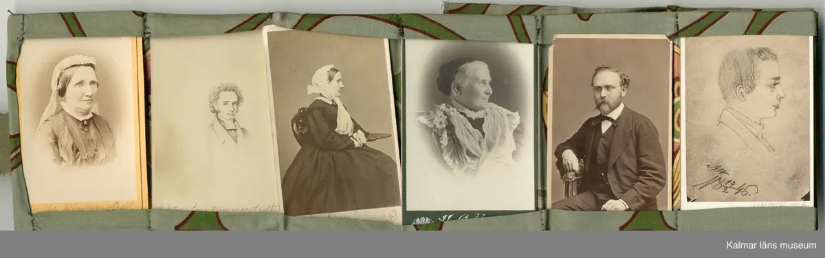 KLM 28637:43:1-26. Fotoalbum, av papp och tyg. Samling av fotografier. Porträtt av medlemmar av familjen Wimmerstedt samt goda vänner till ägaren. Bilderna sitter i ett ”tygalbum”. Albumet har sydda fickor för varje bild och hålls samman av ett grönt sidenband och en vit knapp. Tyget har ett blommönster i jugendstil. 

:1 Fru Christina Wimmerstedt född Qvarnström
:2 Lektor Lars Wimmerstedt, foto av teckning
:3 Carolina Wimmerstedt, dotter till SC och LG Wimmerstedt
:4 Carolina Wimmerstedt, dotter till SC och LG Wimmerstedt
:5 Professor Axel Wimmerstedt, son till SC och LG Wimmerstedt
:6 Professor Axel Wimmerstedt, son till SC och LG Wimmerstedt
:7 Christina Wimmerstedt, dotter till SC och LG Wimmerstedt
:8 Hanna Rogberg född Wimmerstedt, dotter till SC och LG Wimmerstedt
:9 Lars Wimmerstedt, son till SC och LG Wimmerstedt
:10 Fru Amanda Carlander, född Wimmerstedt och dotter till SC och LG Wimmerstedt, och dottern Maria
:11 Karl Wimmerstedt, son till SC och LG Wimmerstedt
:12 Karl Wimmerstedt, son till SC och LG Wimmerstedt, med hustrun sofia Aminoff (ej skannad). Finns ytterligare en kopia som ej förvaras i fotoalbum.
:13 Prosten O H Rogberg
:14 Hanna Rogberg född Wimmerstedt, dotter till SC och LG Wimmerstedt
:15 Hanna Rogberg född Wimmerstedt, dotter till SC och LG Wimmerstedt, 1869
:16 Prosten O H Rogberg
:17 Hugo Hildebrand Hildebrandsson
:18 Riksantikvarie Bror Emil Hildebrand
:19 Troligen överstinnan Hedvig Louise Charlotte Adlersparre född Söderberg tillsammans med dottern Rosalie
:20 Kommendör Axel Adlersparre dy, son till Axel Adlersparre dä, bror till Georg, med sonen Karl
:21 Överste Georg Adlersparre, son till Axel Adlersparre dä och farbror till Karl
:22 Sophie Adlersparre, f Leijonhuvud, "Esselde", gift med Axel Adlersparre dy.
:23 Alcyone Adlersparre, dotter till Axel Adlersparre dy och Heliodore Adlersparre.
:24 Heliodore Adlersparre, född Ankarsvärd gift med Axel Adlersparre dy
:25 Adlersparre; två av Axel Adlersparres dy och Heliodores tre söner Georg, Rolf och Karl – oklart vilka
:26 Sophie Adlersparre, dotter till Axel Adlersparre dy och Heliodore Adlersparre.