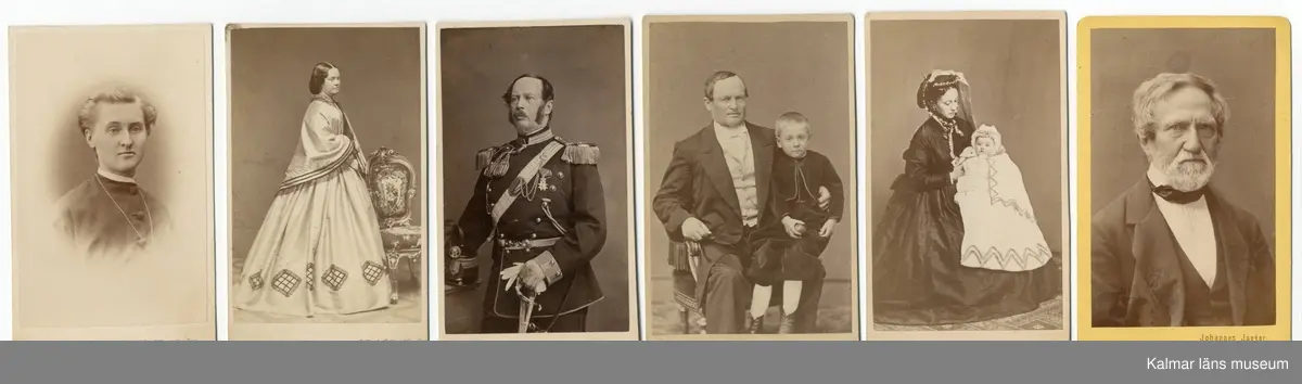KLM 28637:43:1-26. Fotoalbum, av papp och tyg. Samling av fotografier. Porträtt av medlemmar av familjen Wimmerstedt samt goda vänner till ägaren. Bilderna sitter i ett ”tygalbum”. Albumet har sydda fickor för varje bild och hålls samman av ett grönt sidenband och en vit knapp. Tyget har ett blommönster i jugendstil. 

:1 Fru Christina Wimmerstedt född Qvarnström
:2 Lektor Lars Wimmerstedt, foto av teckning
:3 Carolina Wimmerstedt, dotter till SC och LG Wimmerstedt
:4 Carolina Wimmerstedt, dotter till SC och LG Wimmerstedt
:5 Professor Axel Wimmerstedt, son till SC och LG Wimmerstedt
:6 Professor Axel Wimmerstedt, son till SC och LG Wimmerstedt
:7 Christina Wimmerstedt, dotter till SC och LG Wimmerstedt
:8 Hanna Rogberg född Wimmerstedt, dotter till SC och LG Wimmerstedt
:9 Lars Wimmerstedt, son till SC och LG Wimmerstedt
:10 Fru Amanda Carlander, född Wimmerstedt och dotter till SC och LG Wimmerstedt, och dottern Maria
:11 Karl Wimmerstedt, son till SC och LG Wimmerstedt
:12 Karl Wimmerstedt, son till SC och LG Wimmerstedt, med hustrun sofia Aminoff (ej skannad). Finns ytterligare en kopia som ej förvaras i fotoalbum.
:13 Prosten O H Rogberg
:14 Hanna Rogberg född Wimmerstedt, dotter till SC och LG Wimmerstedt
:15 Hanna Rogberg född Wimmerstedt, dotter till SC och LG Wimmerstedt, 1869
:16 Prosten O H Rogberg
:17 Hugo Hildebrand Hildebrandsson
:18 Riksantikvarie Bror Emil Hildebrand
:19 Troligen överstinnan Hedvig Louise Charlotte Adlersparre född Söderberg tillsammans med dottern Rosalie
:20 Kommendör Axel Adlersparre dy, son till Axel Adlersparre dä, bror till Georg, med sonen Karl
:21 Överste Georg Adlersparre, son till Axel Adlersparre dä och farbror till Karl
:22 Sophie Adlersparre, f Leijonhuvud, "Esselde", gift med Axel Adlersparre dy.
:23 Alcyone Adlersparre, dotter till Axel Adlersparre dy och Heliodore Adlersparre.
:24 Heliodore Adlersparre, född Ankarsvärd gift med Axel Adlersparre dy
:25 Adlersparre; två av Axel Adlersparres dy och Heliodores tre söner Georg, Rolf och Karl – oklart vilka
:26 Sophie Adlersparre, dotter till Axel Adlersparre dy och Heliodore Adlersparre.