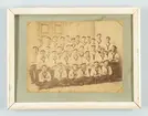 Denna gruppfoto visar skeppsgossar från 1:a skeppsgossekompaniet år 1891. Några namn är påskriven på bilden bl.a. K Högerlund, Holmgren, Palmqvist, Sven Lind?