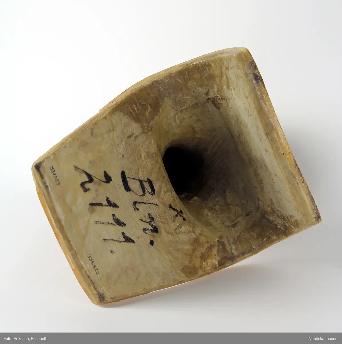 Skyltdockshuvud, kvinna, av vax med riktigt hår, ögonfransar och ögon av glas. Med hals och övre del av torso. På baksidan av torso text "Paul Baschwitz / Berlin C". Håret friserat i 1940-tals frisyr (hårnålar ingår ej i förvärvet).
Anm. spricka vid vänster öga och vax gulnat.
/Helen Persson 2018-02-13