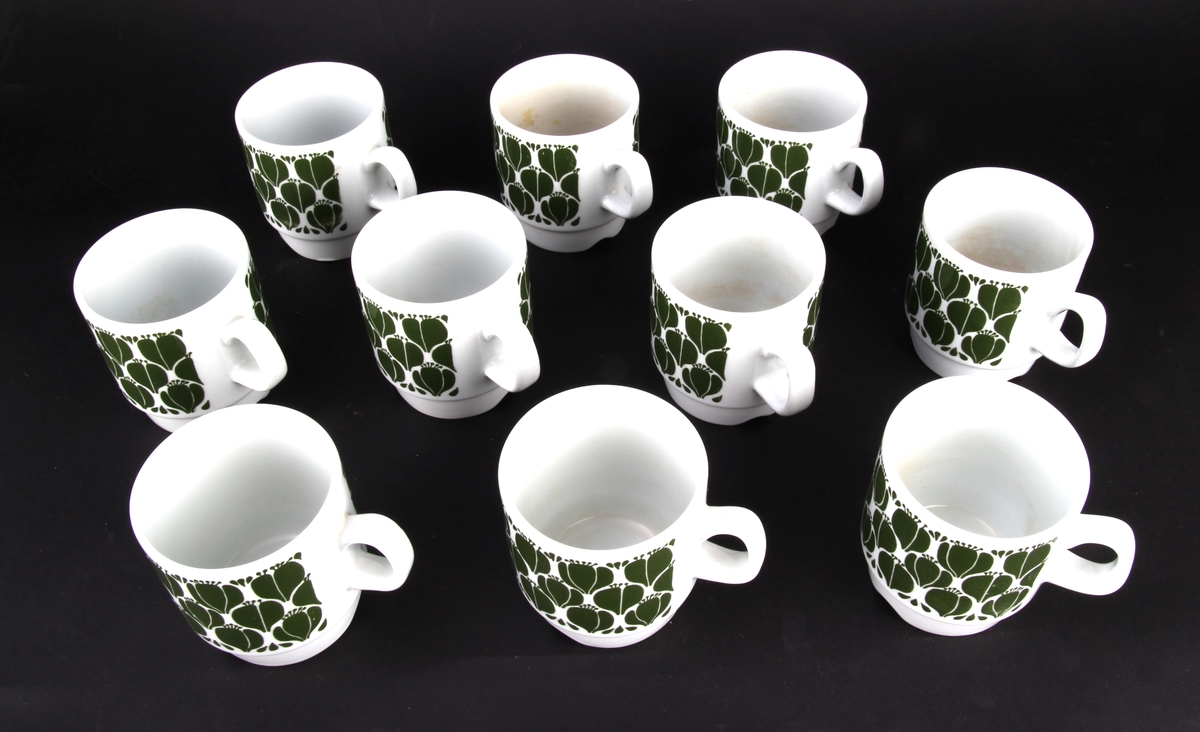 10 kaffekopper med 9 tilhørende underskåler.