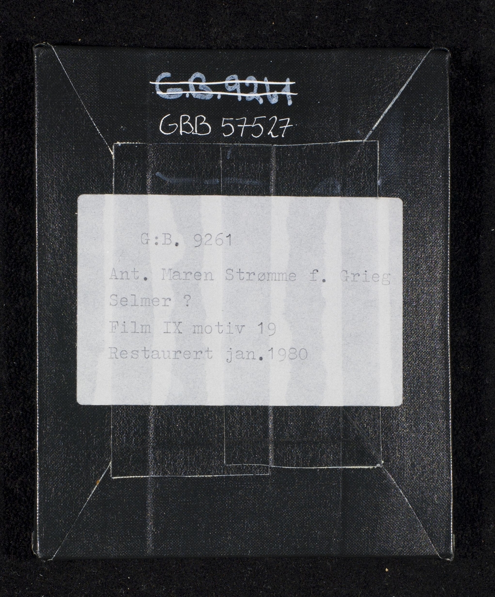Daguerreotypi av dame sittende ved et bord.