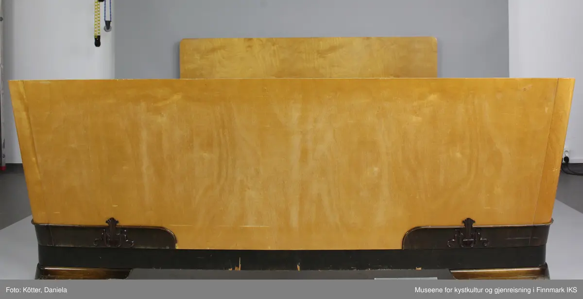 Møbelensembelet består av en dobbeltseng med sengebunn og to madrasser, to nattbord og et toalettbord. Møblene er utført i samme stil. 
De er laget av finérbelagt treverk. Flatene er transparent lakkert, mens enkelte partier er fremhevet med sin mørk beiset utførelse og med de skjærte ornamenter.