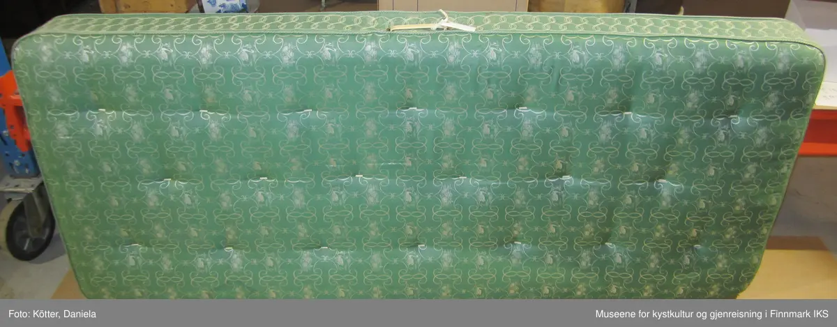 Møbelensembelet består av en dobbeltseng med sengebunn og to madrasser, to nattbord og et toalettbord. Møblene er utført i samme stil. 
De er laget av finérbelagt treverk. Flatene er transparent lakkert, mens enkelte partier er fremhevet med sin mørk beiset utførelse og med de skjærte ornamenter.