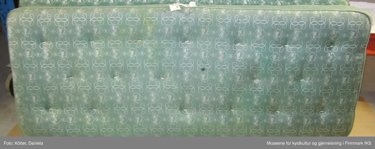 Møbelensembelet består av en dobbeltseng med sengebunn og to madrasser, to nattbord og et toalettbord. Møblene er utført i samme stil. 
De er laget av finérbelagt treverk. Flatene er transparent lakkert, mens enkelte partier er fremhevet med sin mørk beiset utførelse og med de skjærte ornamenter.